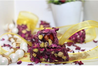 Rose Plated Turkish Delight with Pistachio